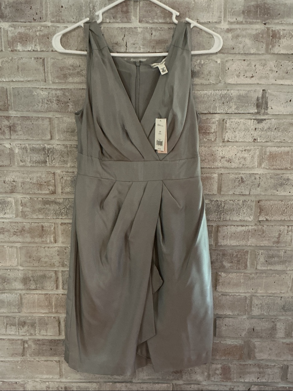 Banana Republic Beautiful Silver Silk Sleeveless V-Neck Pleat-Front Dress